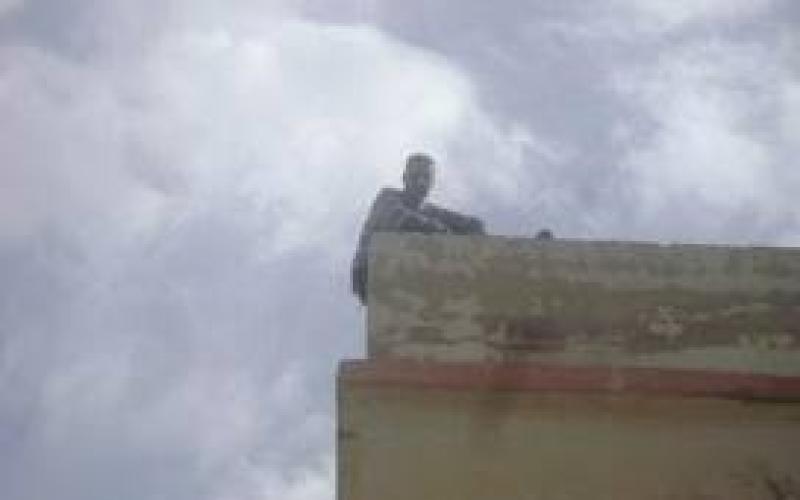 مواطن يهدد بالانتحار