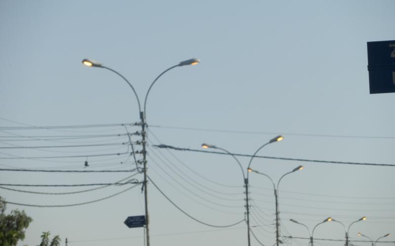 شوارع في الزرقاء معتمة ليلا ومضاءة نهارا.. والمواطن يدفع الثمن