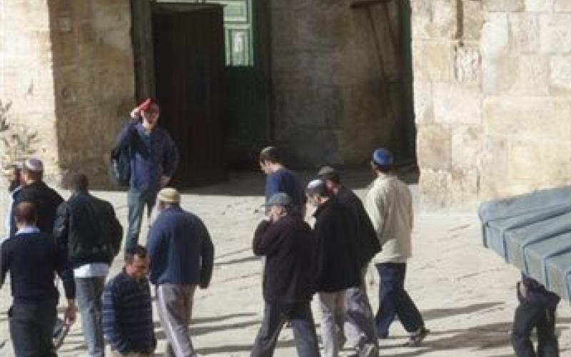 مستوطن يؤدي طقوسا دينية عند احد ابواب الاقصى