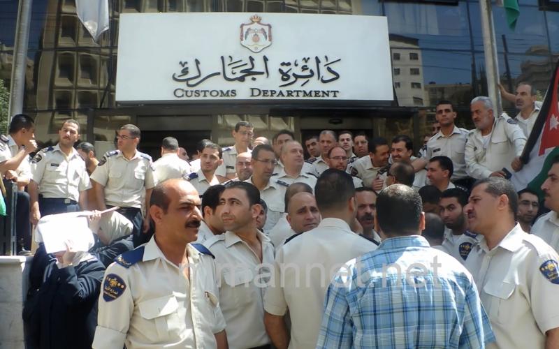 إضراب موظفي الجمارك يشل عمل الدائرة (فيديو)