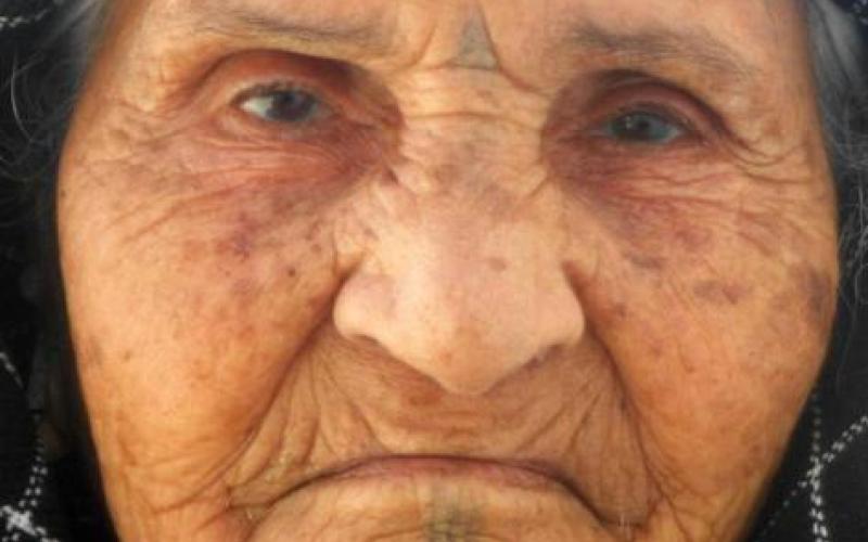 مسنات في الزرقاء يمضين خريف العمر بانتظار من لا يأتون