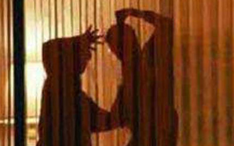 زوج يضرب زوجته حتى الموت