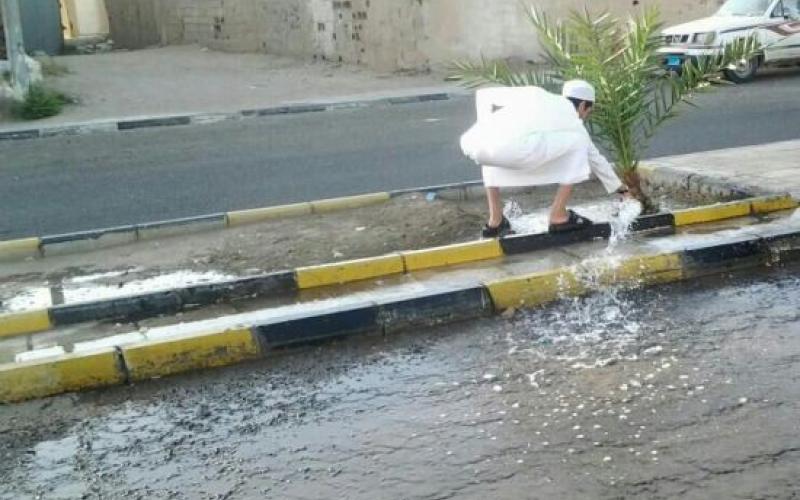 سلامة: تسرب المياه إلى الشوارع يعود إلى وفرتها