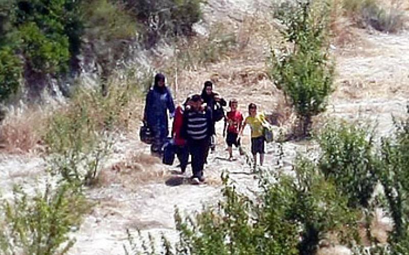 إصابة 5 لاجئين سوريين أثناء اجتياز الحدود