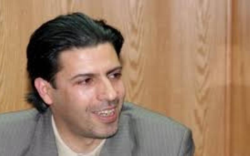 سلم للنزول عن الشجرة!