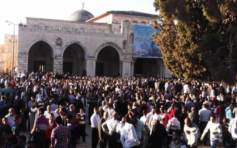مئات المقدسيين يقيمون صلاة العيد في الأقصى