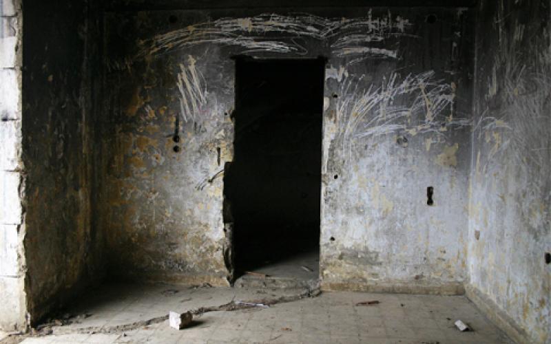 بيوت مهجورة في الزرقاء تتحول لمكاره صحية واوكار للخارجين عن القانون