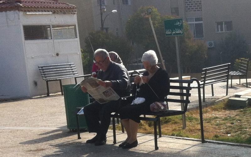 عجوزان يقضيان وقتا في حديقة ضاحية الحسين- تصوير محمد شما