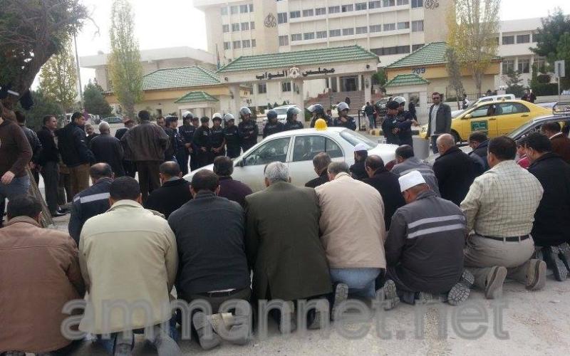 عمال الكهرباء يصلون الظهر أمام مجلس النواب- تصوير روز نصر