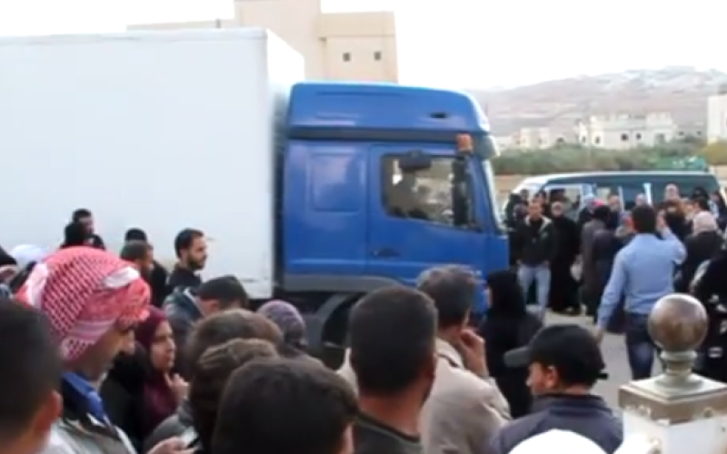 حملة لتوزيع المساعدات على اللاجئين في محافظات الجنوب- فيديو