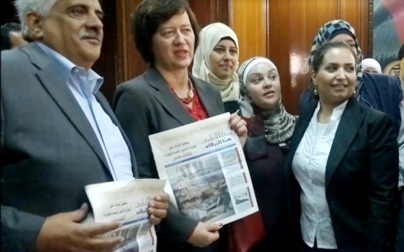 سفيرة الاتحاد الاوروبي تزور بلدية الزرقاء وتشيد بصحيفة "هنا الزرقاء"