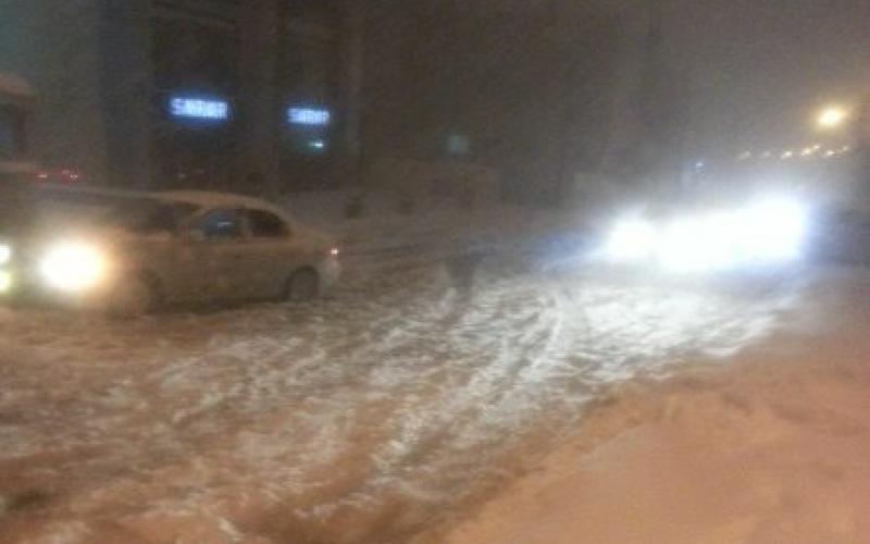 الثلوج تغلق طريق وادي صقرة مساء الجمعة- عدسة الزميلة روز نصر