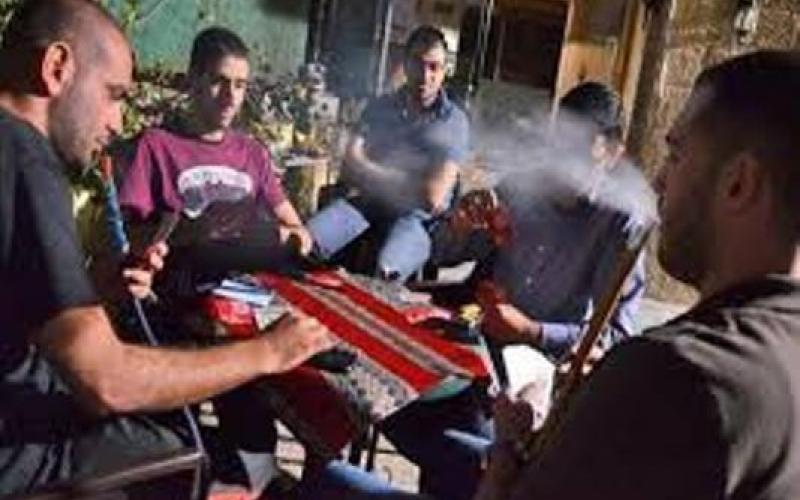 الشباب السوري يستذكرون مقاهي دمشق في عمان