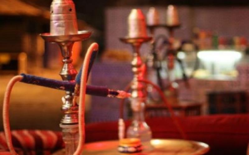 مقترح لتقسيم المقاهي لمنقطة للمدخنين وأخرى لغير المدخنين