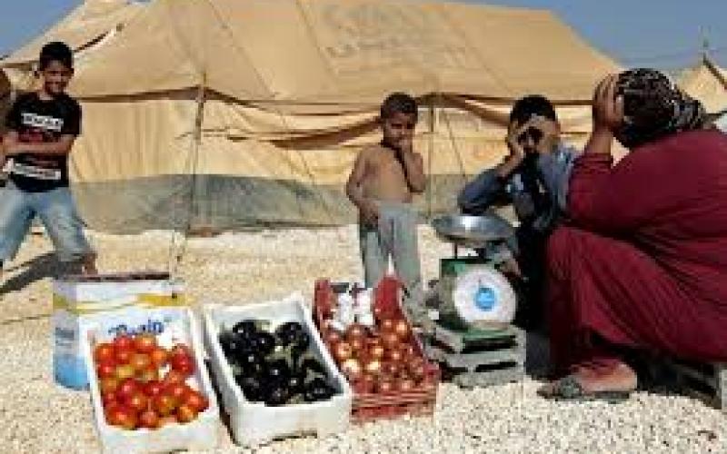  أطفال يبيعون المعونات لتأمين احتياجات أخرى