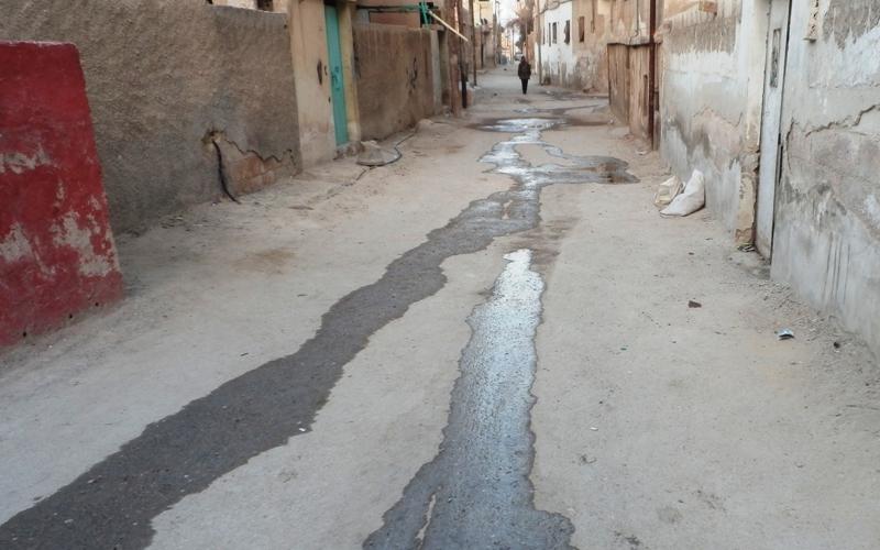 فيضان المجاري يداهم البيوت في حي العراتفة