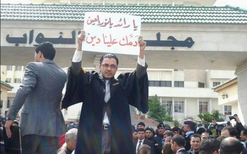 المحامون يعتصمون أمام النواب احتجاجا على مقتل زميلهم القاضي زعيتر