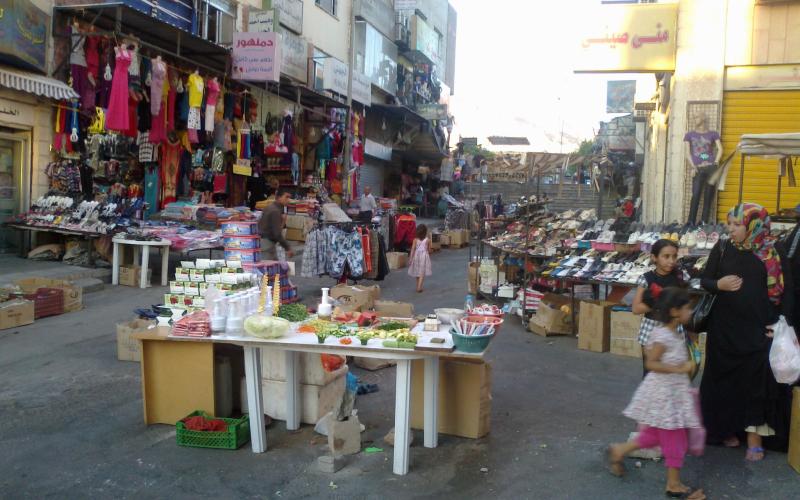 تجار الزرقاء يحتلون الارصفة بمباركة البلدية