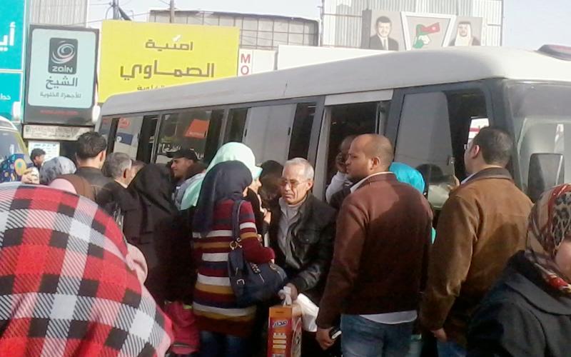 التدافع على الباصات في المجمع القديم..أزمة اخلاق ام تنظيم؟