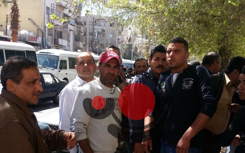 سائقو خط "وادي السير" يعتصمون أمام الأمانة احتجاجاً على نقل موقفهم