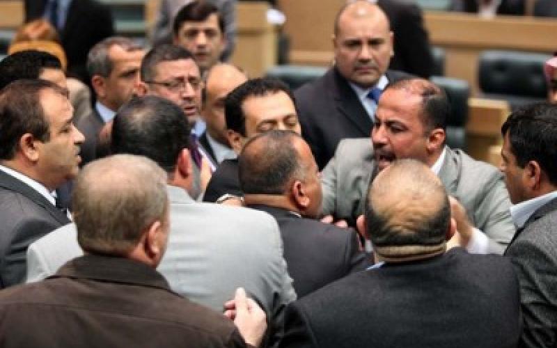 السلوك النيابية تحظر حمل السلاح وإثارة الضجة تحت القبة