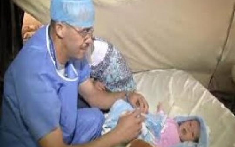 جرحى سوريون يعبرون الحدود ليعتني بهم المتطوعون