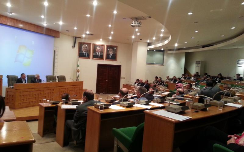 الأمانة تعيد تأهيل شارع الوكالات بعد تعطله