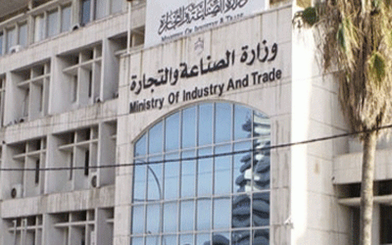 "الصناعة والتجارة" تخالف 300 محلاً وتكثف الرقابة في رمضان