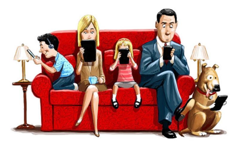 أفراد الاسرة في زمن التكنولوجيا..تراهم جميعا وقلوبهم شتى!