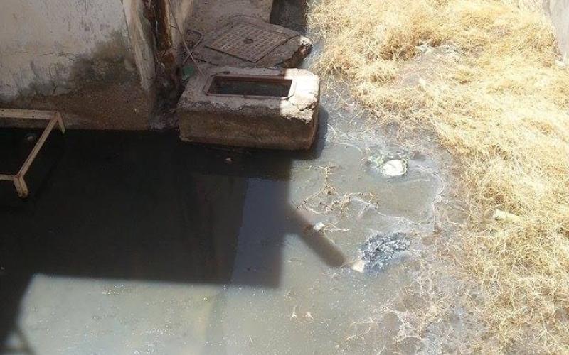 فيضان المجاري يحاصر مواطنين داخل منازلهم في حي النزهة