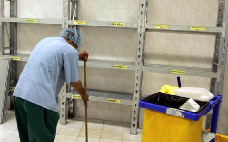 عمال "الخدمات المساندة".. ظروف ترقى الى "السخرة"