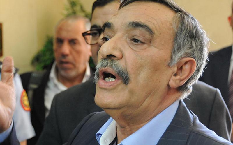 شنيكات يبرر تكرار سفره