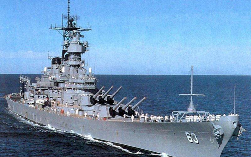 سفينة أمريكية على متنها 550 من مشاة البحرية تدخل الخليج