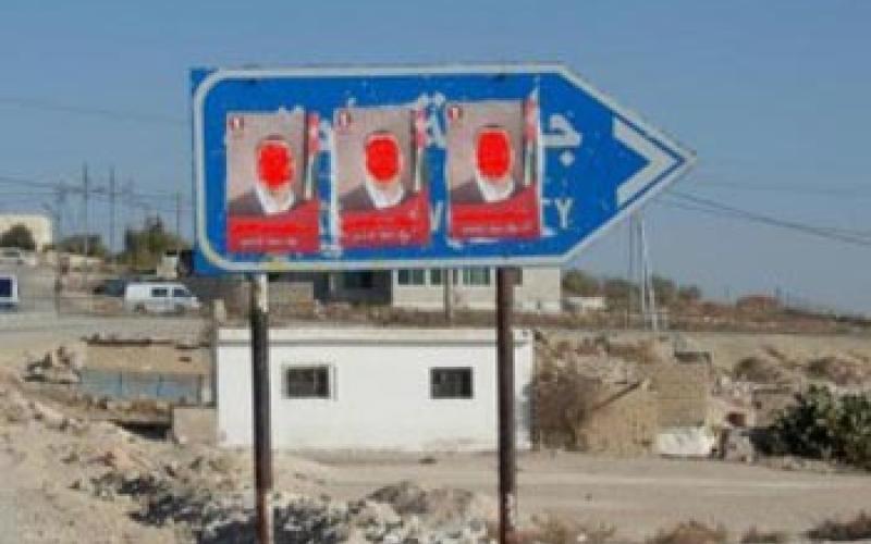 شواخص مرورية تتحول الى لوحات اعلانية في الزرقاء