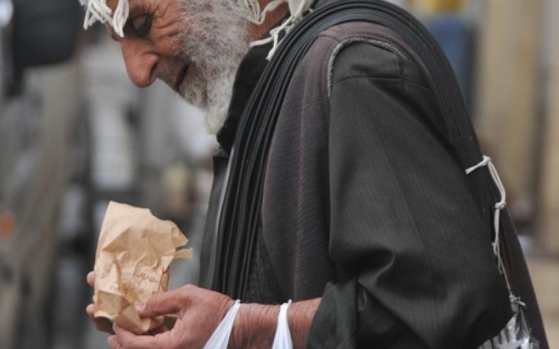 مسن في عمّان مع بداية شهر رمضان - عدسة الزميل عبدالرحيم العرجان
