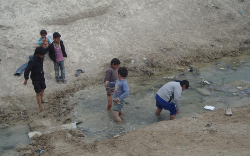 "المهارب المائية" مكاره صحية تؤرق أهالي الطوال.. ووعود بإزالتها