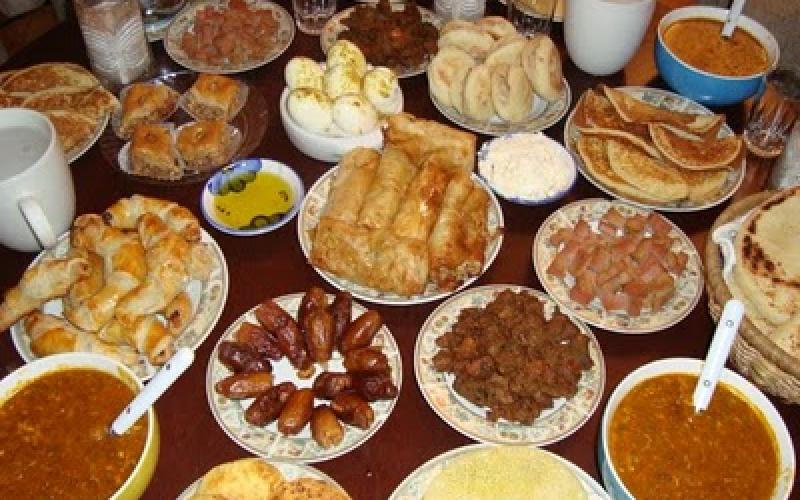 الاسراف في الموائد.. مظهر رمضاني مستحكم بالزرقاء