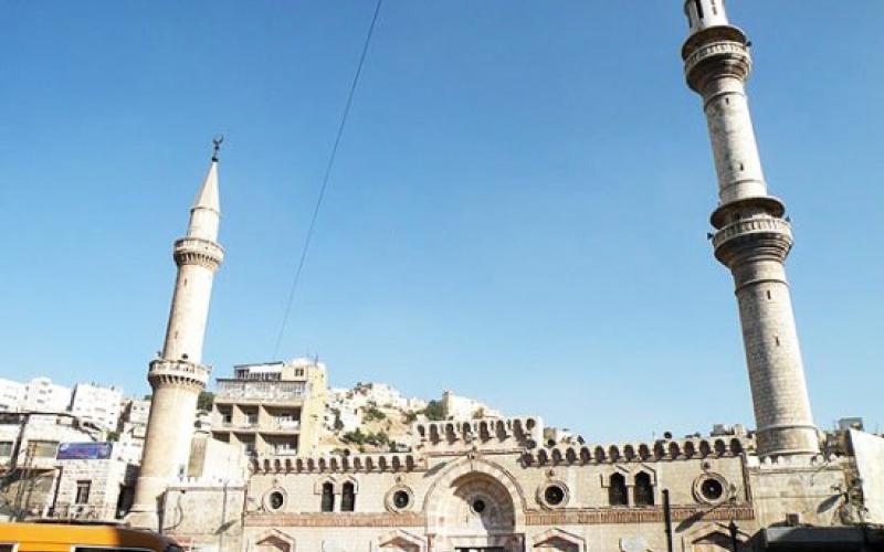 الازقة والمساجد ملاذ المضطرين مع نقص المراحيض العامة بالزرقاء