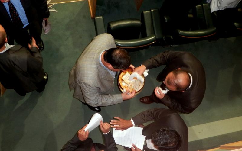 فلسطين النيابية توزع حلوى تحت القبة احتفالا بـ"نصر غزة"