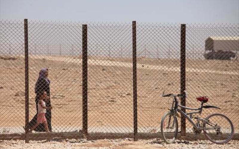 إمراة وطفلها في مخيم الزعتري - محمد حنون AP