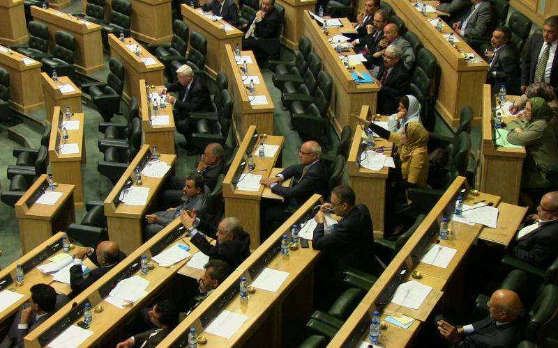 النواب يقر عمر القاضي بثلاثين عاماً‎