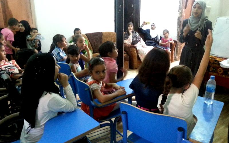 صبية في الثالثة عشرة تؤسس وتدير "مدرسة" بالمجان لاطفال مخيم الزرقاء