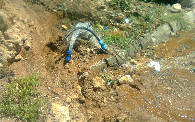 التعدي على خطوط المياه في الكرك يتسبب بإعاقة وصول المياه إلى المواطنين