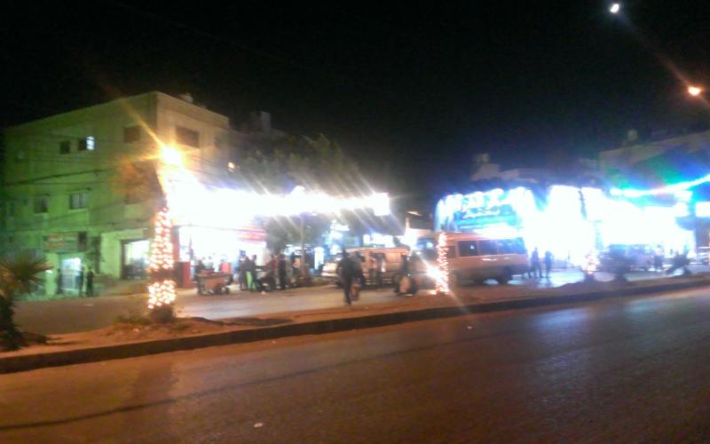 اشجار الرصيفة المضيئة تثير تساؤلات حول الاولويات!