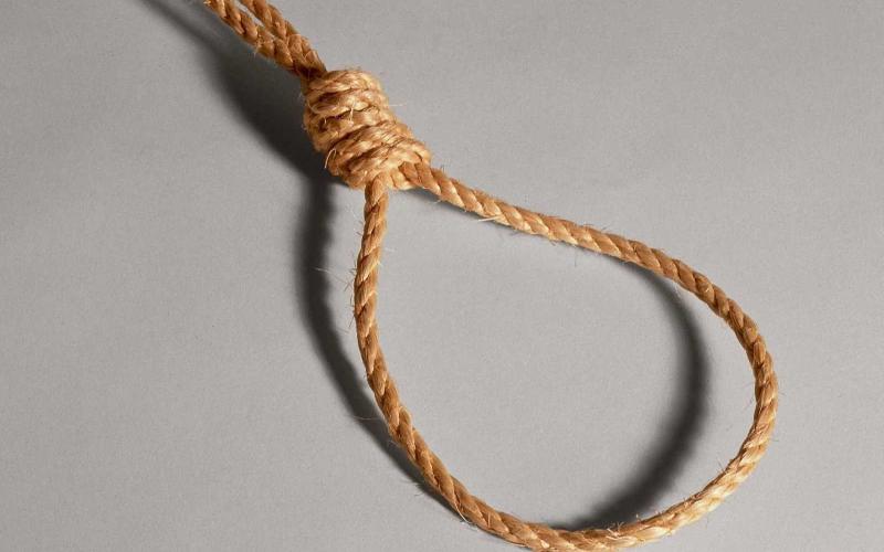 الموت شنقاً لأربعينية وأبنتها اتهمتا رب الأسرة