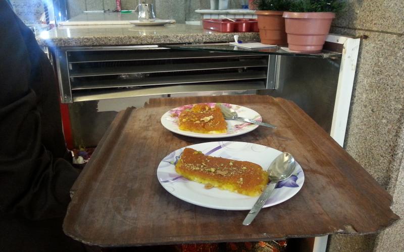 سيدات يقتحمن عالم الخدمة في مطاعم الزرقاء