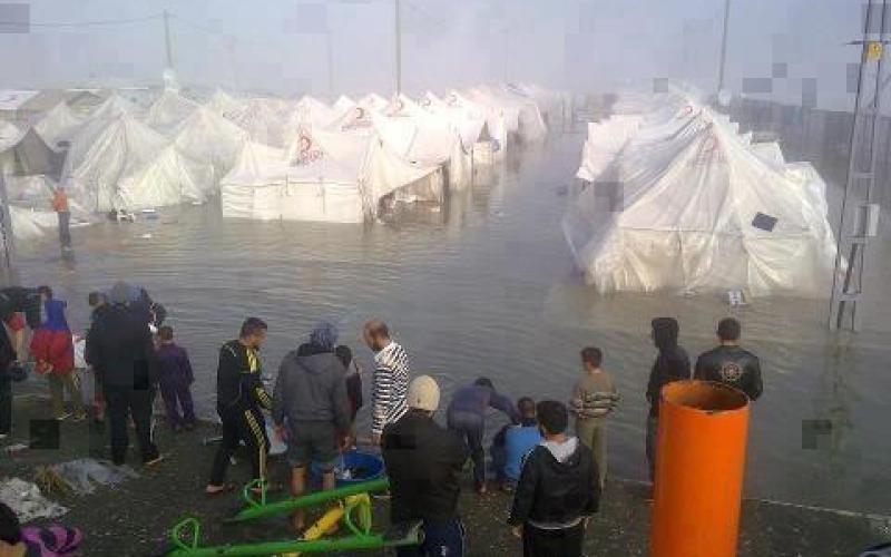 الأمطار تداهم خيما بالزعتري