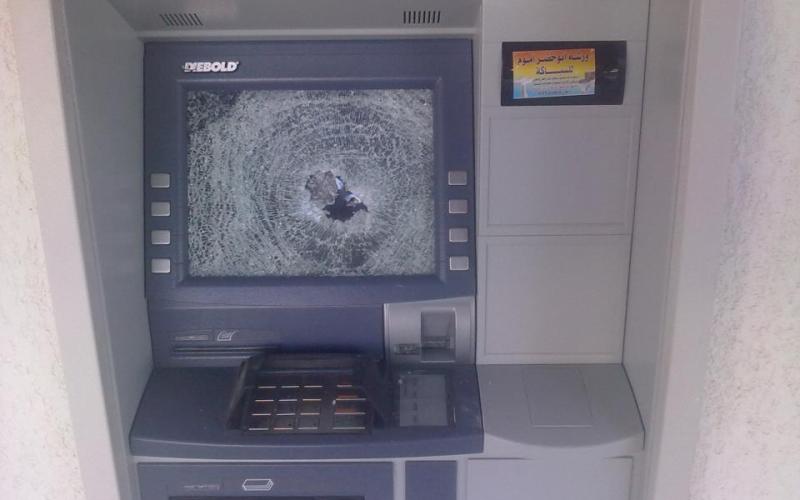 القبض على متورطين بسرقة 100 الف دينار من صرافات آلية