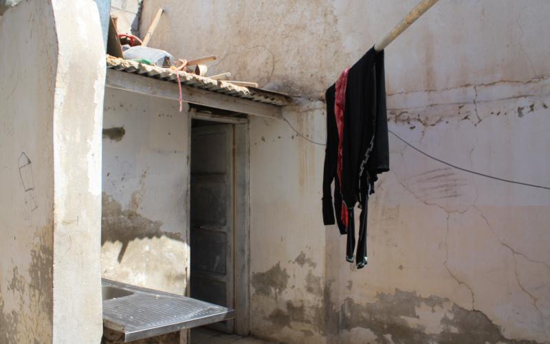 اللاجئ السوري بين مطرقة الإيجار وسندان المخيم