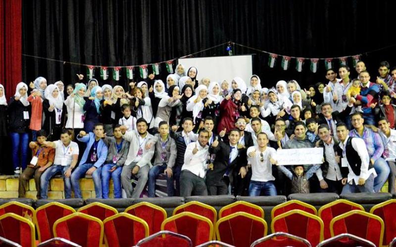 مسيرة تحتفي بيوم "العصا البيضاء" في الزرقاء